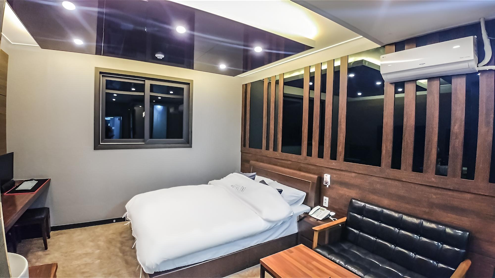 Room (Standard Room) - Photo 9