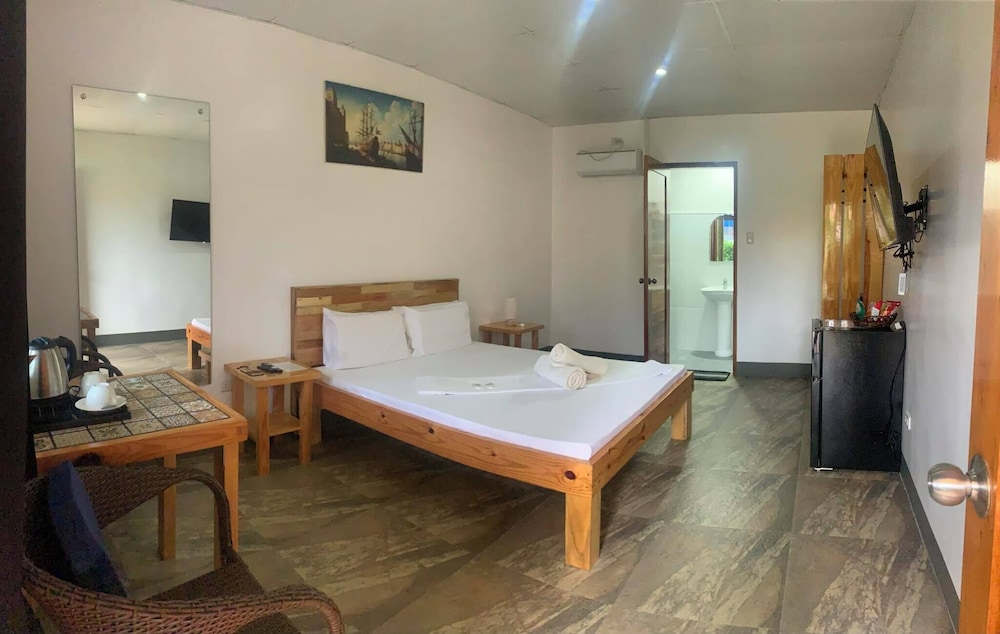 Basic Double Room, 1 Bedroom, Non Smoking, Pool View photo 1
