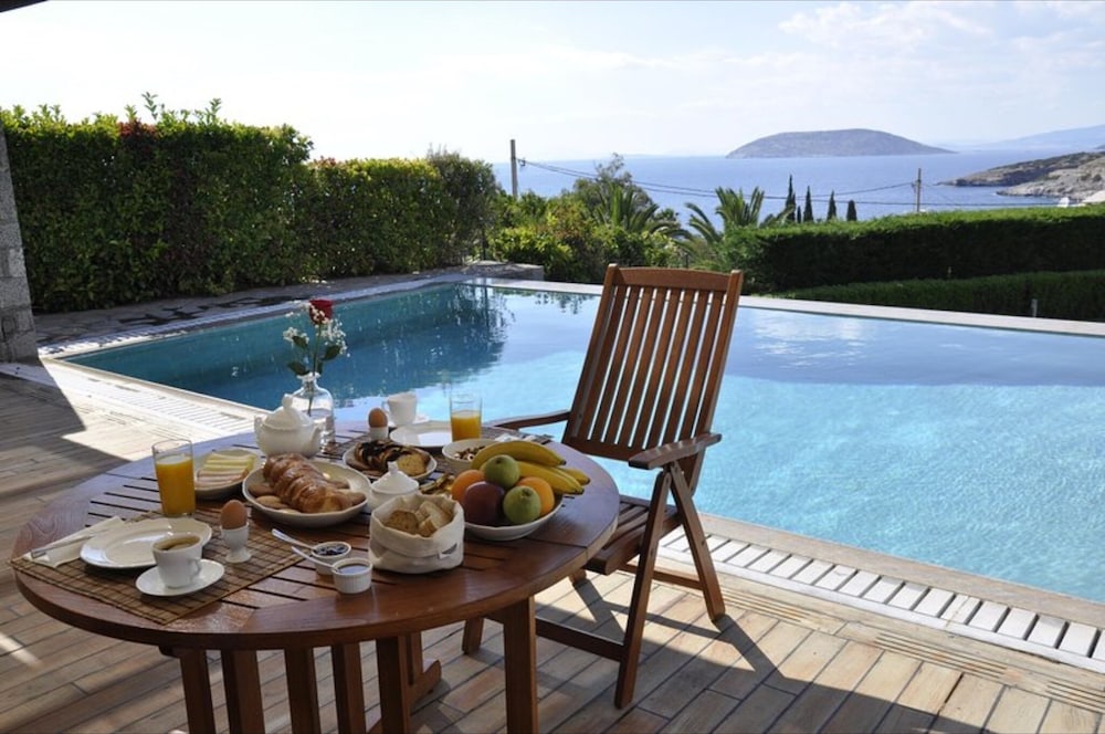 House, 5 Bedrooms, Smoking, Private Pool photo 2