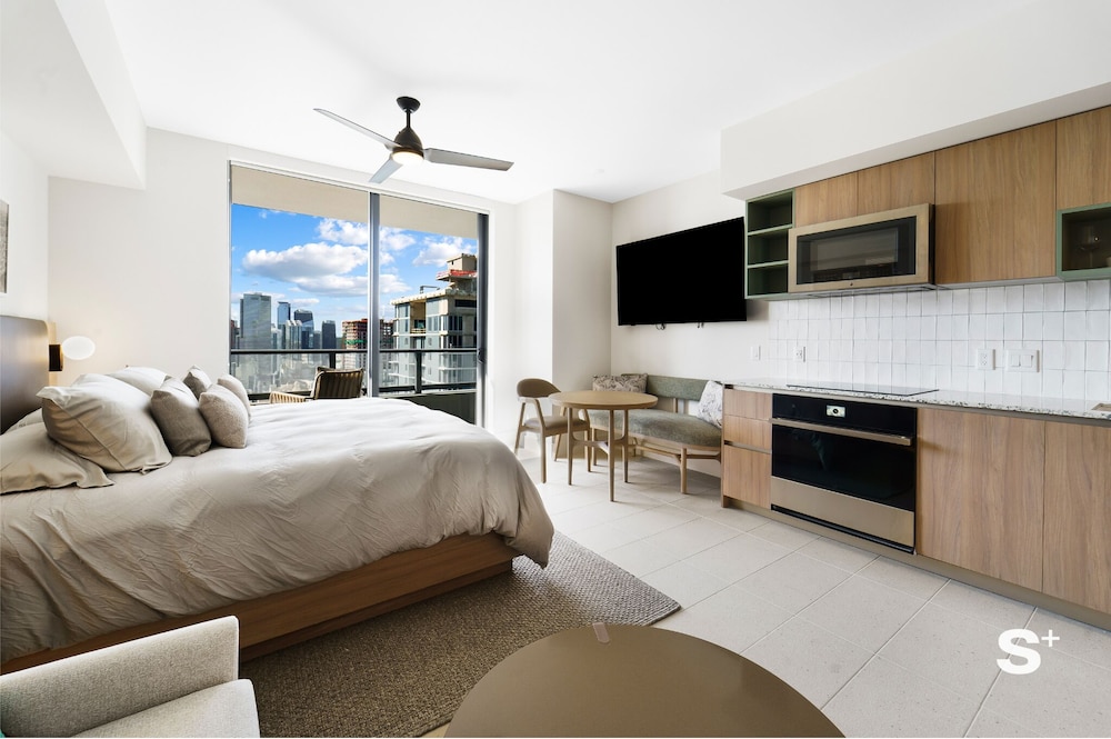Standard Condo, City View photo 3