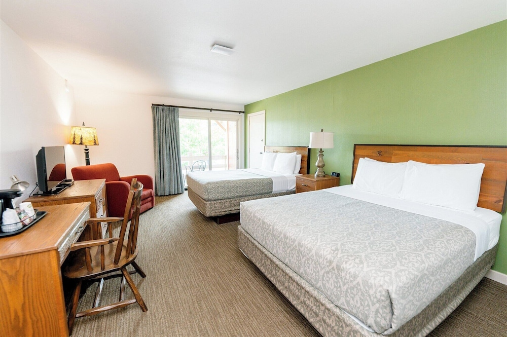 Deluxe Room, 2 Queen Beds (Driveside)