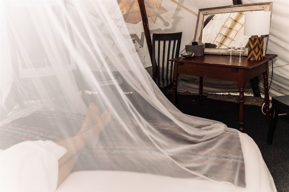 Basic Tent, 1 Queen Bed, Shared Bathroom photo 3