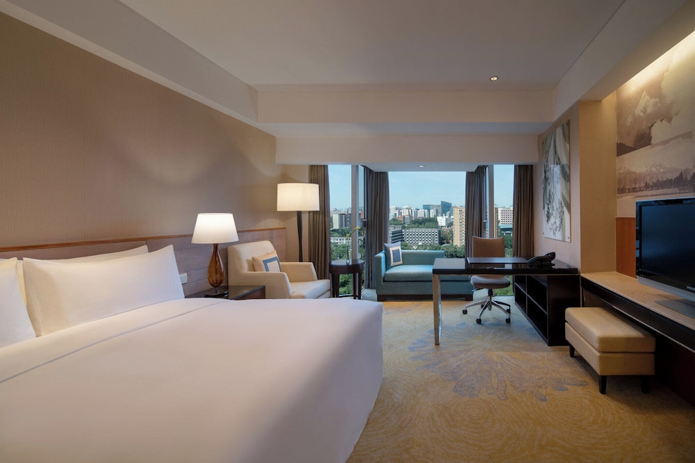 Standard Room, 1 King Bed, Club Lounge Access (High Floor) - Photo 1