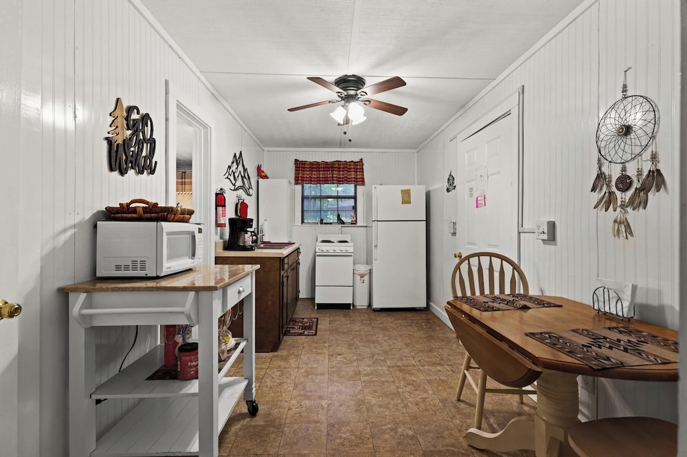 Waterfall Retreat- King/Full Kitchenette