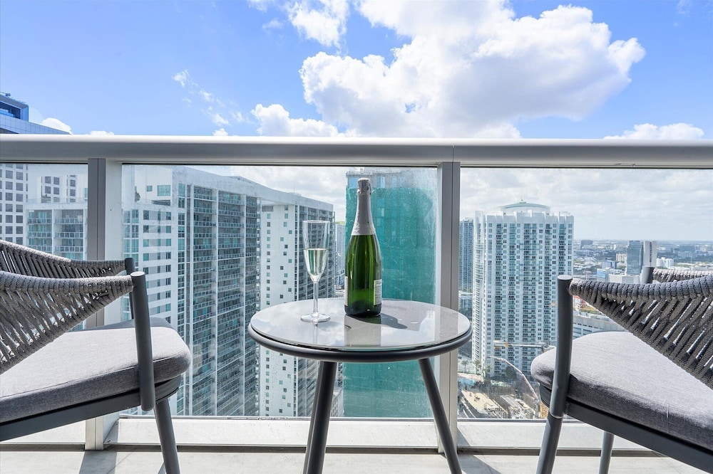 Business Studio Suite, 1 Queen, Balcony, City/River ViewÂ 3805 thumbnail 6