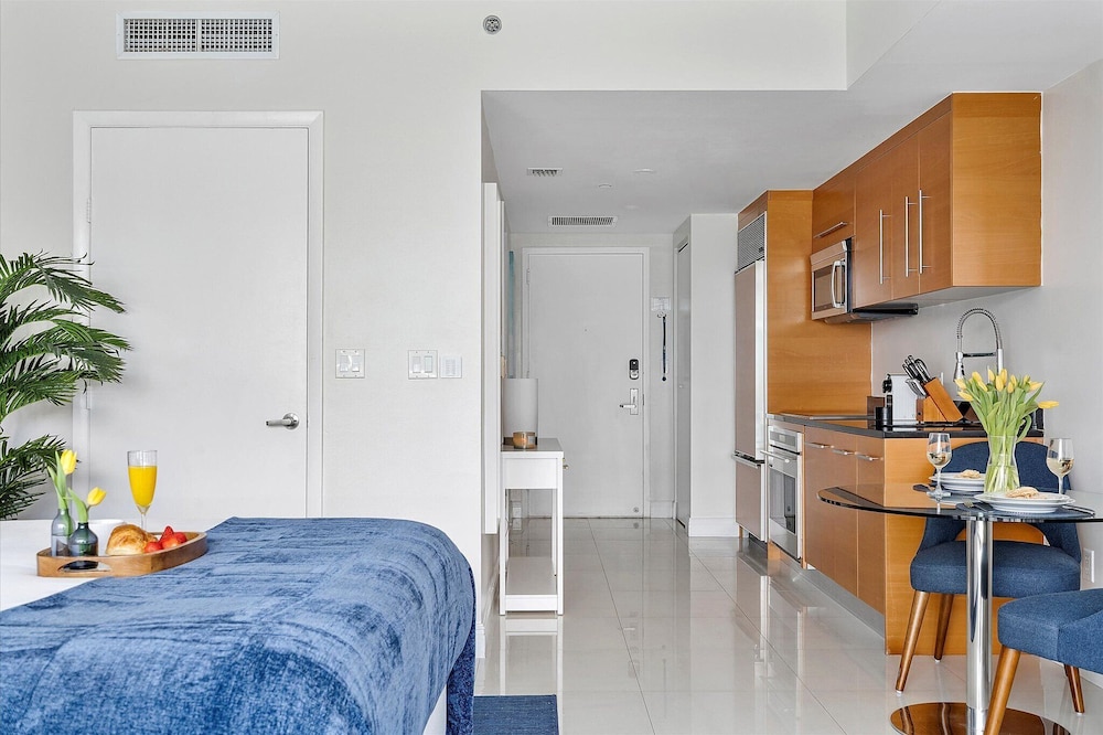 Business Studio Suite, 1 Queen, Balcony, City/River ViewÂ 3805
