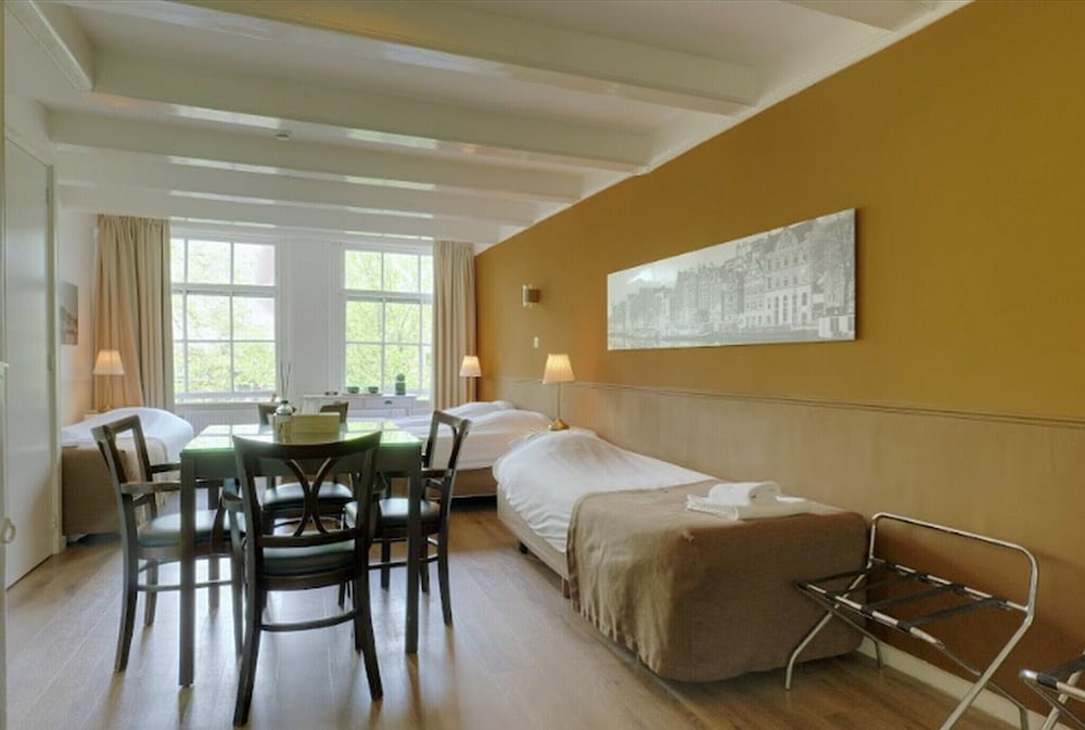 Deluxe Quadruple Room thumbnail 6