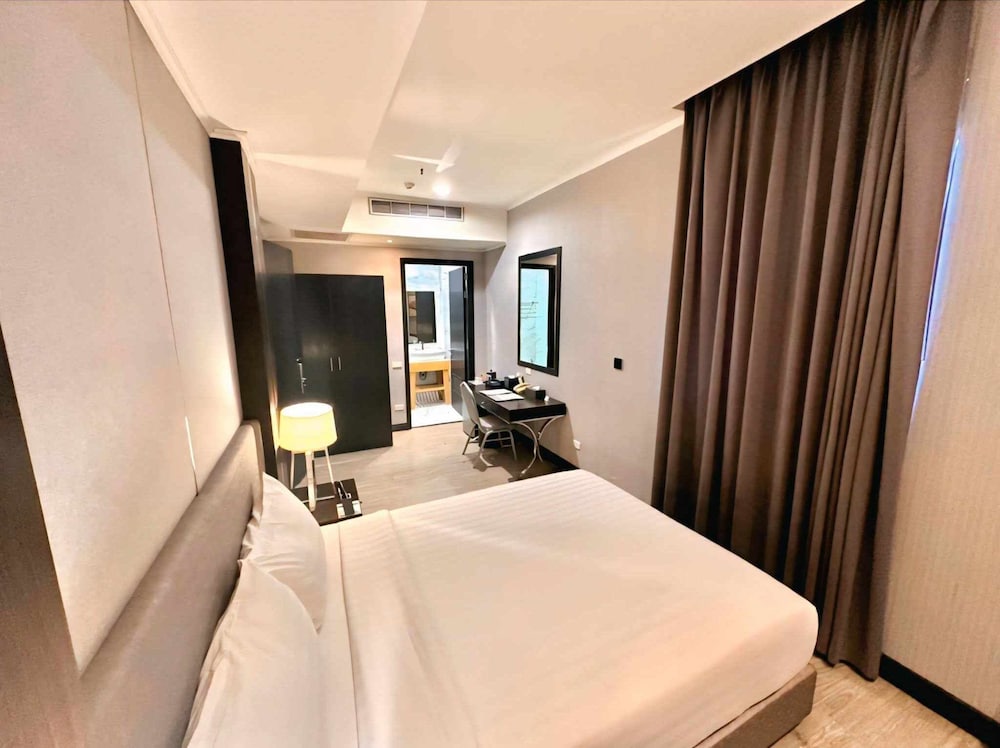 Standard Room, 1 Queen Bed photo 3