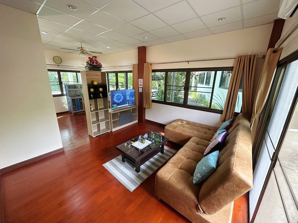 Design Suite, 1 King Bed with Sofa bed photo 3