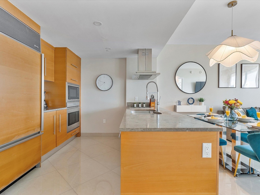 Boutique Apart, 1 King & Sofa Bed, Sauna, River/City Views, Balcony3703