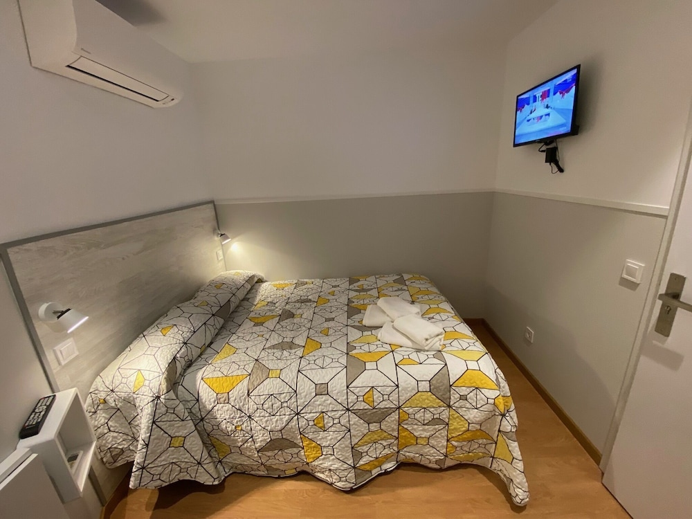 Economy Double Room, 1 Double Bed, Private Bathroom photo 2