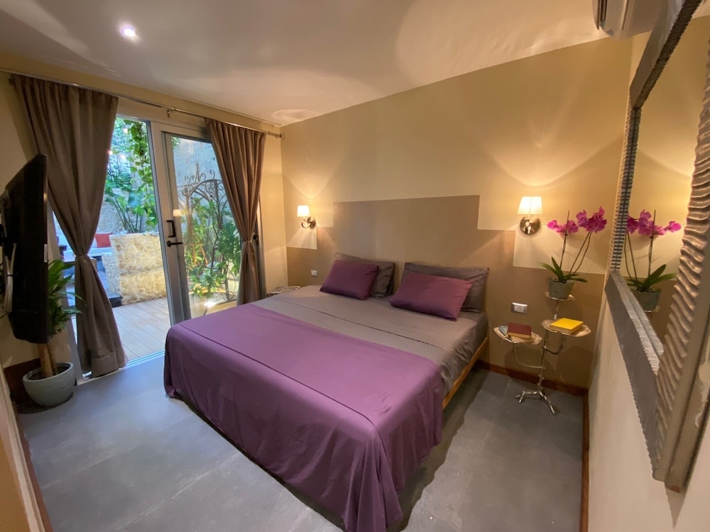 Junior Room, 1 King Bed, Non Smoking, Garden View