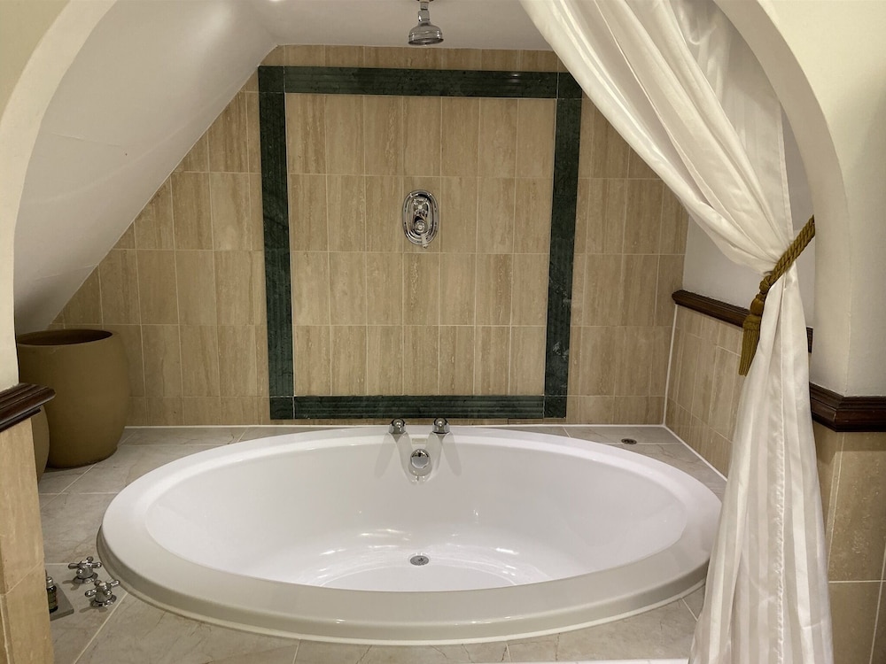 Superior Room (Spacious Attic Suites) - Photo 8