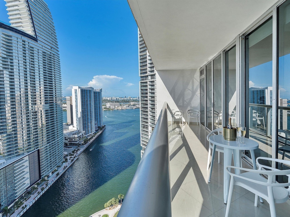 Boutique Apart, 1 King & Sofa Bed, Sauna, River/City Views, Balcony3703