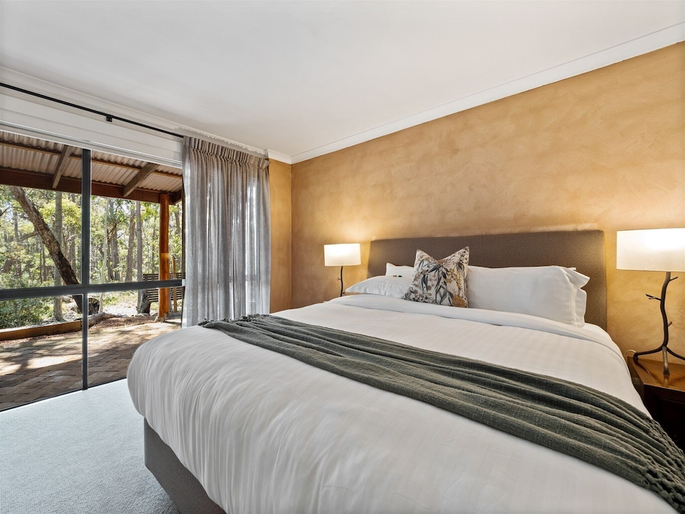 2 Bedroom Spa Lakeside View Chalet photo 3