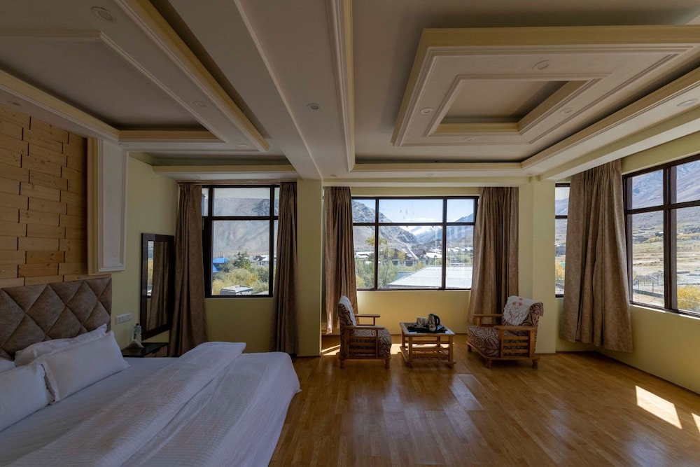 Executive Room - Photo 7
