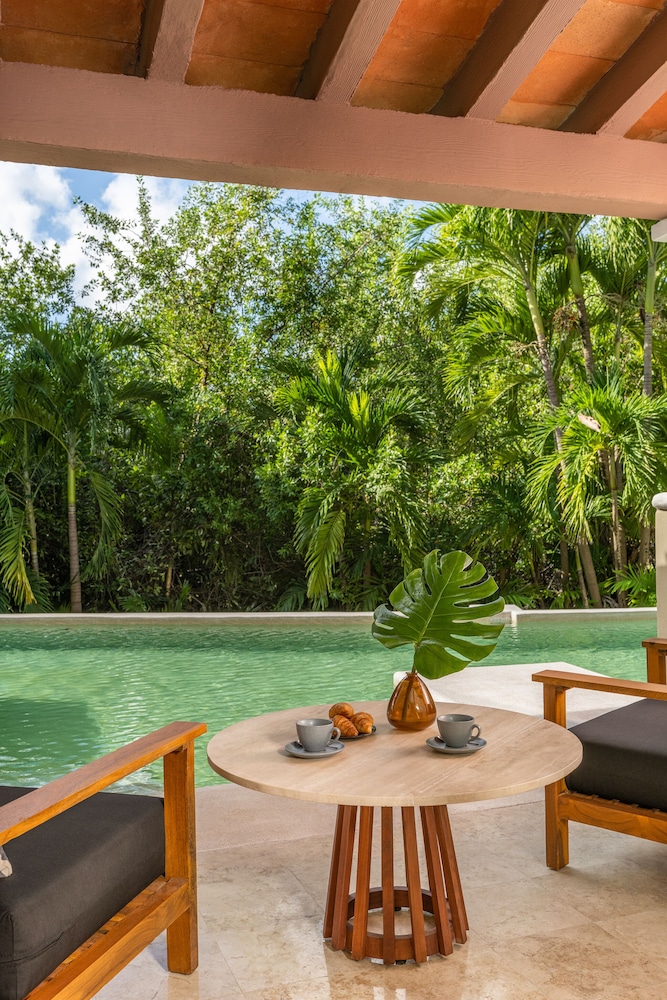 Club Level Junior Suite Tropical View Swim Out King