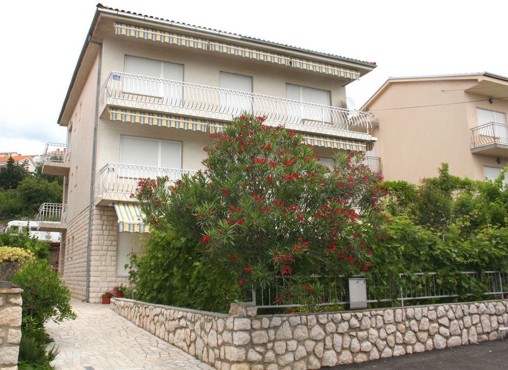 Apartment (Classic Four Bedroom Apartment with S)