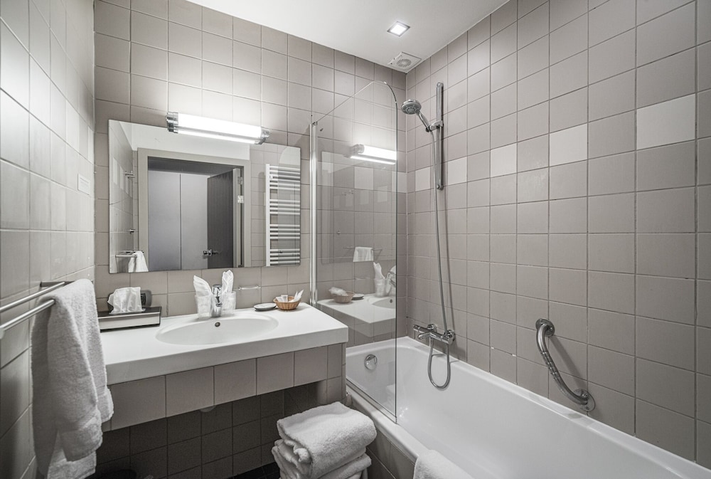 Double or Twin Room (Budget) - Photo 16