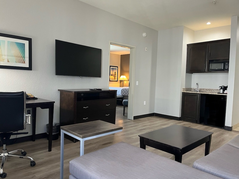 Deluxe Suite, 1 King Bed, Accessible, Non Smoking (Mobility/Hearing, Tub w/Grab Bars) - Photo 3