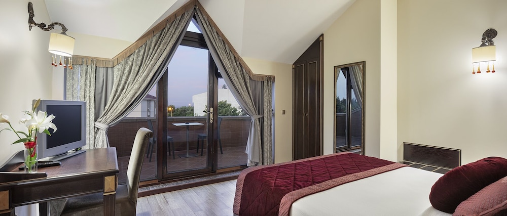 Standard Room, 1 Queen Bed