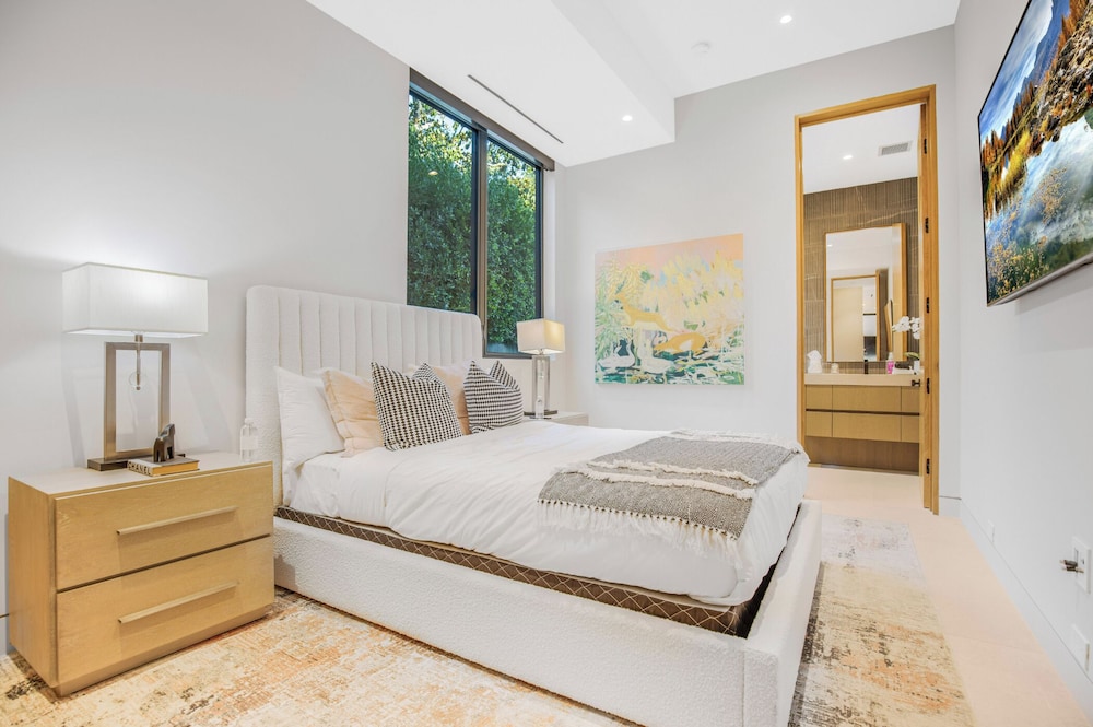 Luxury House, Multiple Beds, Pool Access, Mountain View (Hutton Modern) photo 3