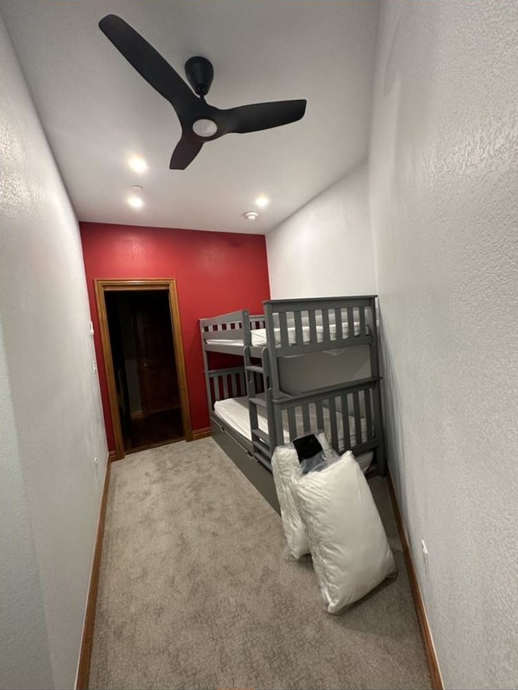 Room, 2 Bedrooms (+ Den) photo 3