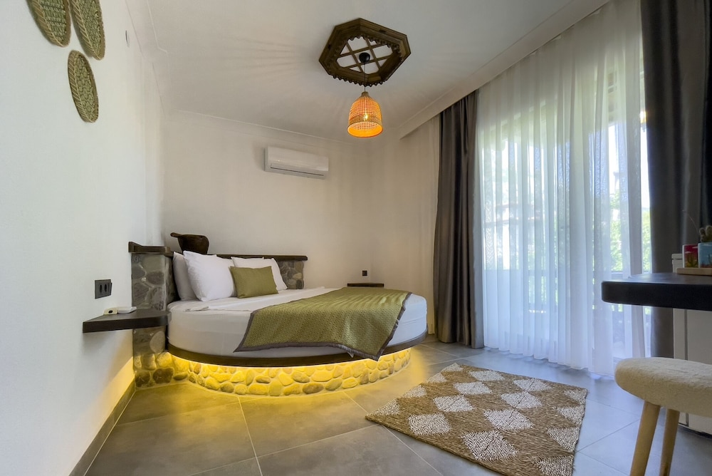 Deluxe Studio Suite, Partial Sea View