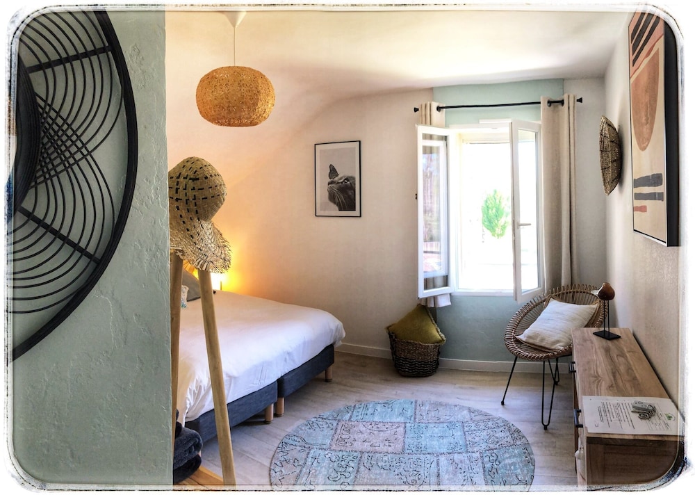 Classic Double or Twin Room, Pool View photo 2