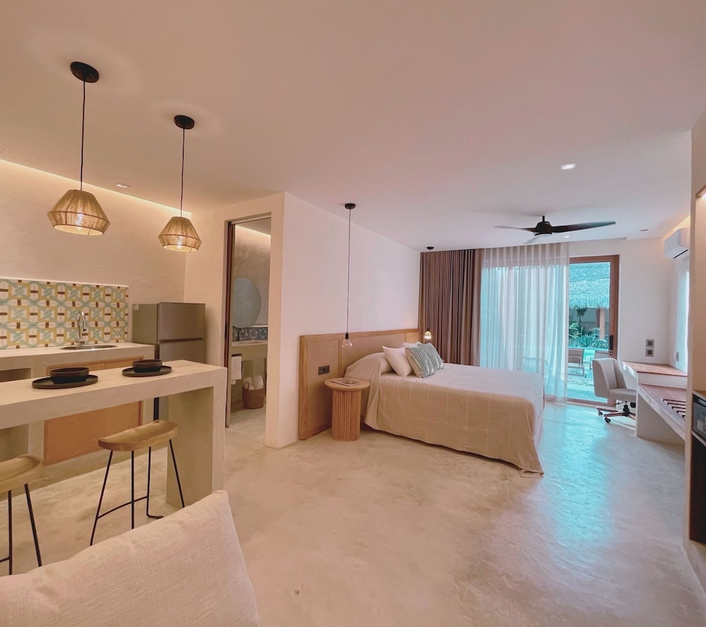 Junior Double Room, 1 King Bed, Pool View