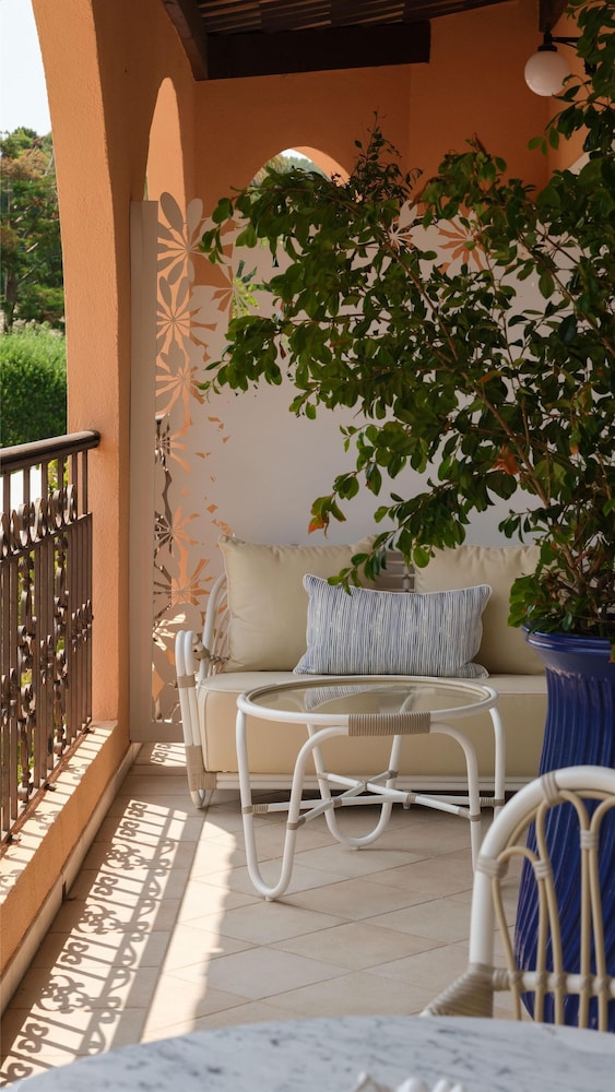 Suite, Pool View - Photo 4