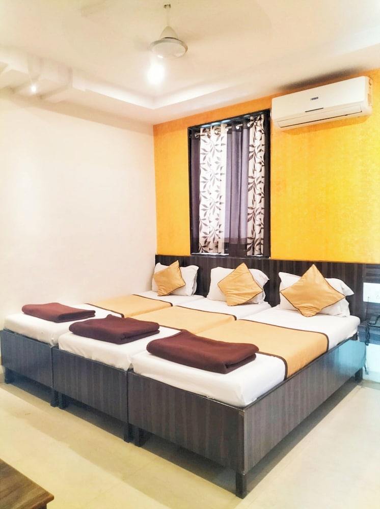 Deluxe Triple Room, City View photo 2