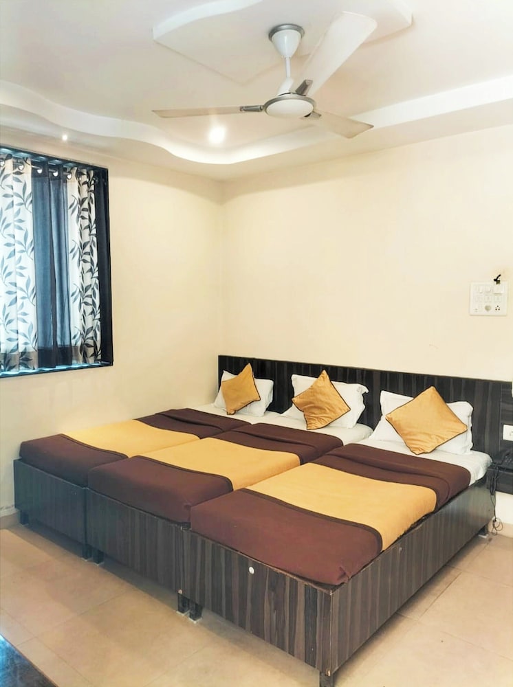 Deluxe Triple Room, City View photo 3