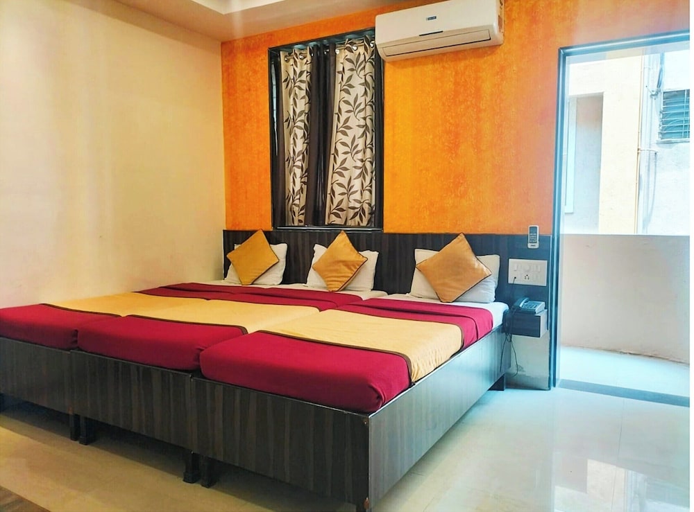 Deluxe Triple Room, City View photo 1