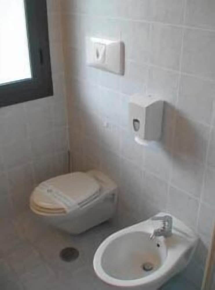 Economy Double Room Single Use photo 3