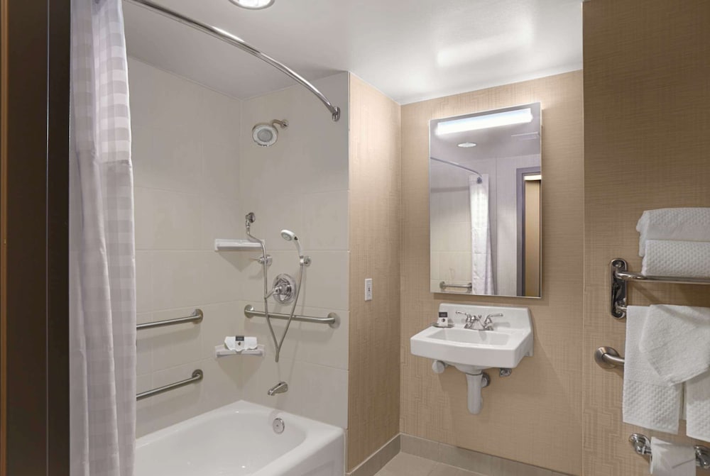 Room, Accessible, Non Smoking - Photo 3