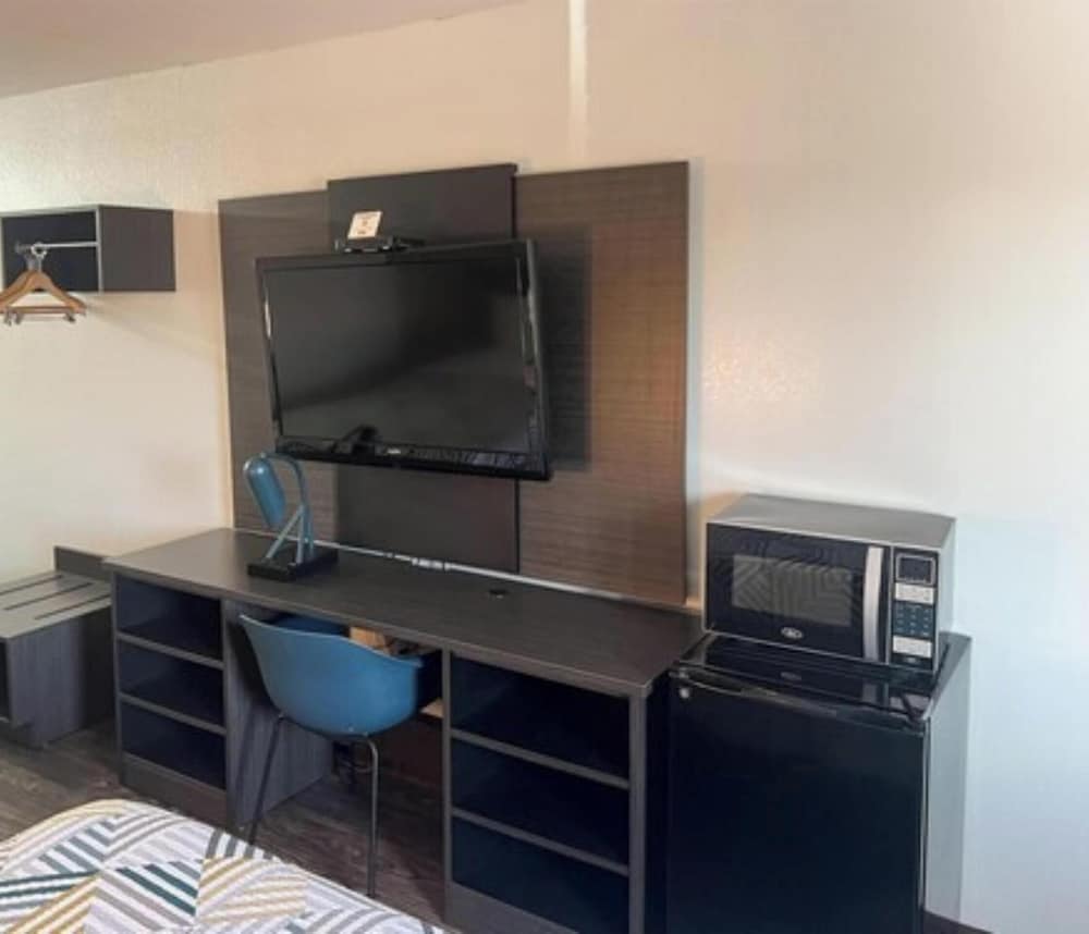 Deluxe Room, 1 King Bed, Smoking, Refrigerator & Microwave photo 2