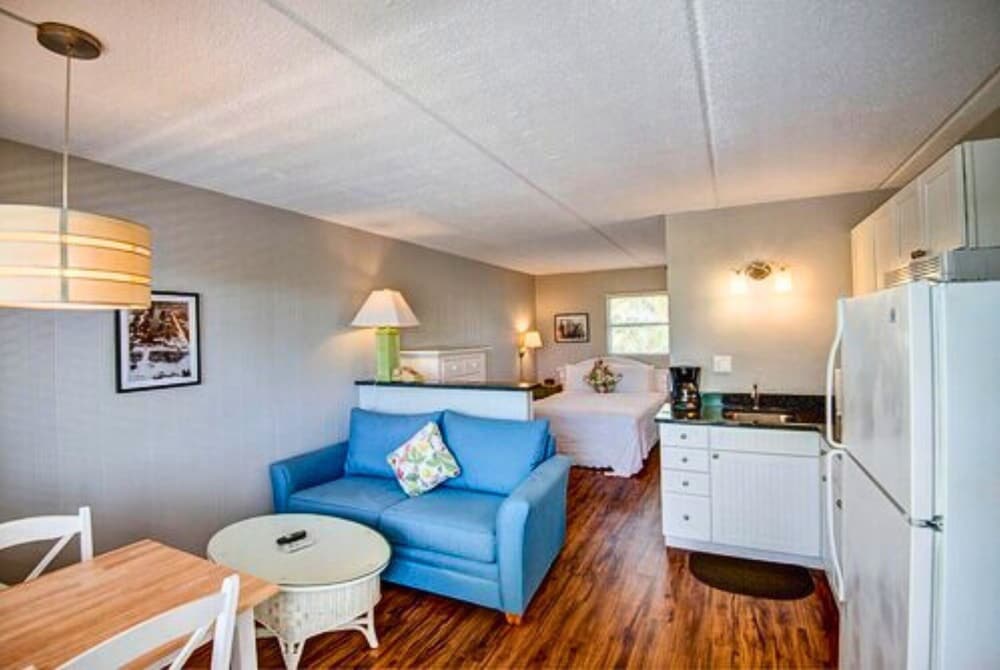 Studio, 1 Queen Bed with Sofa bed (NO PETS)