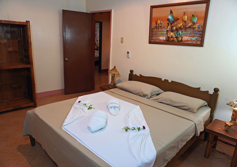 Deluxe Double Room Single Use, 1 Queen Bed photo 3