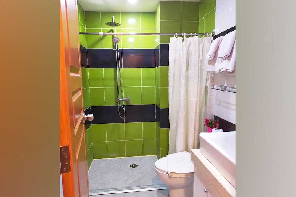 Deluxe Room, 1 Queen Bed, Non Smoking photo 2