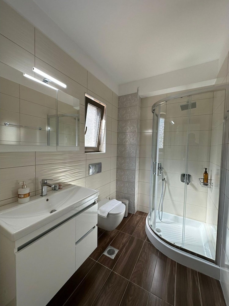 Suite, Smoking photo 3