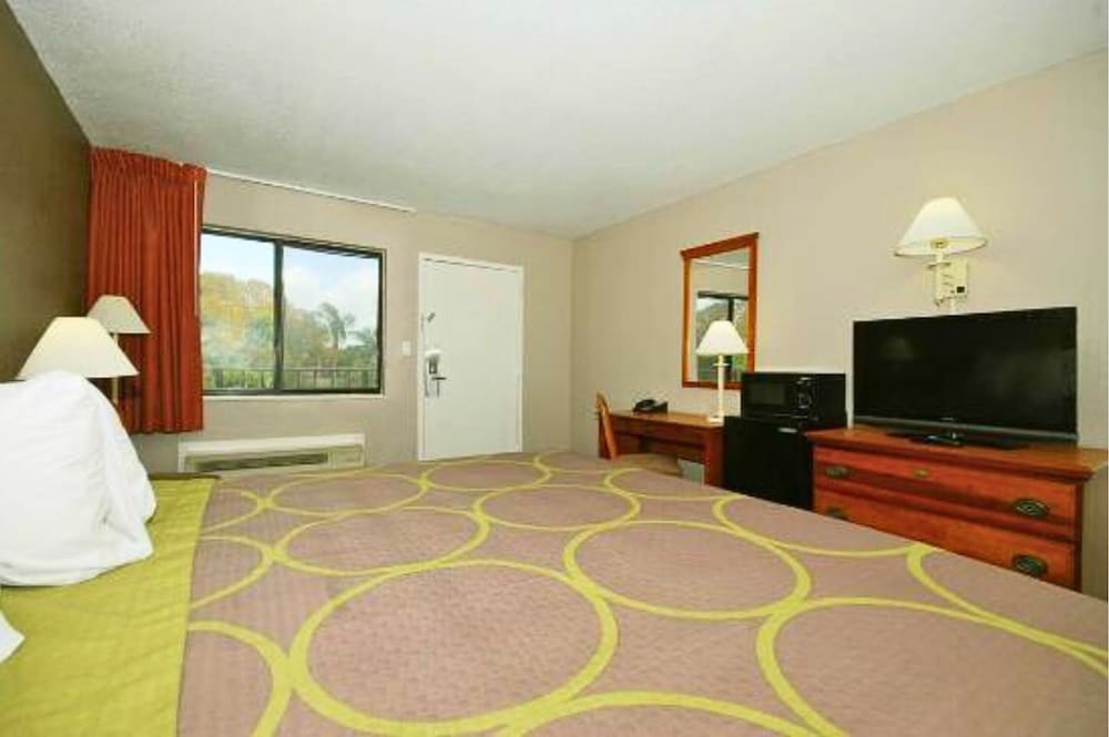 Standard Room, 1 King Bed, Smoking photo 2