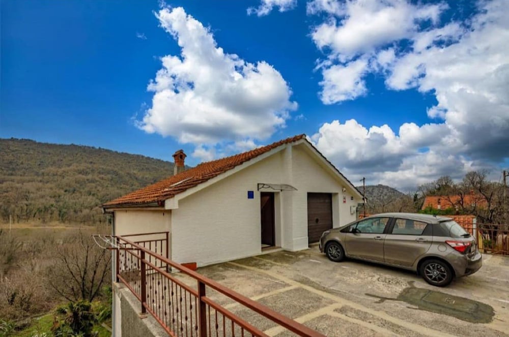 Studio (Studio Apartment)