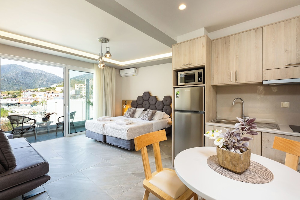 Deluxe Studio with Sea View 2\-4 Pax photo 3