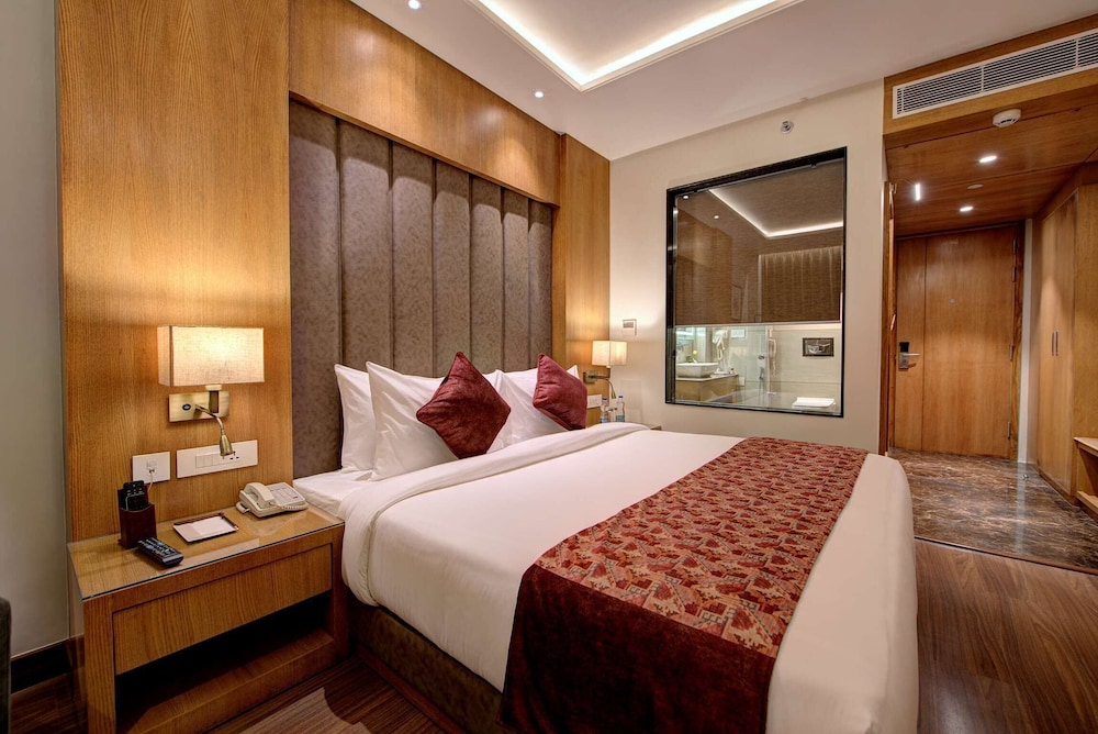 Executive Suite, 1 King Bed, Balcony, Valley View photo 3