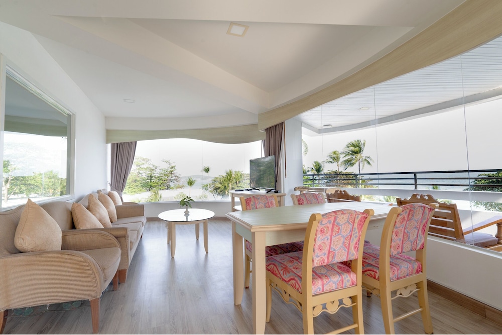 Sunrise Suite - Photo 2