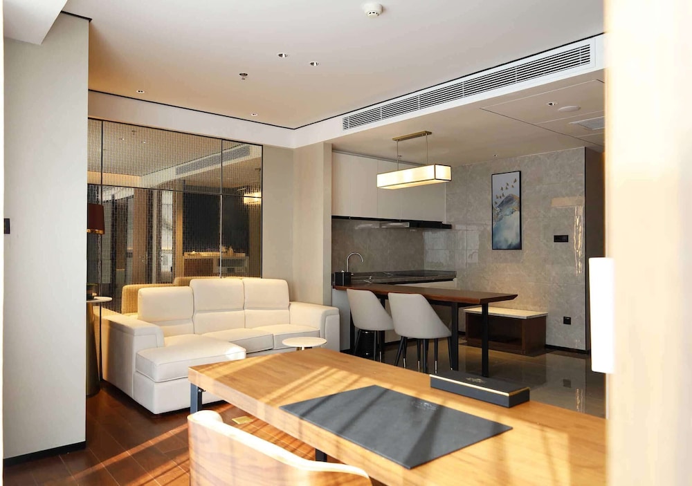 Quiet Deluxe Suite - Photo 3