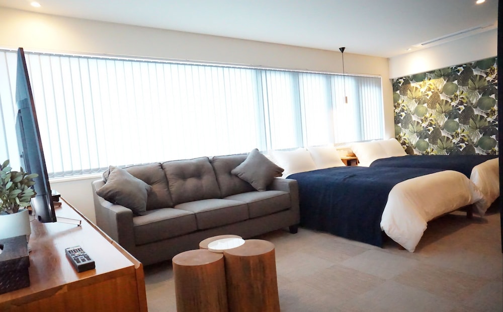 Executive Condo, 3 Bedrooms, Non Smoking photo 2