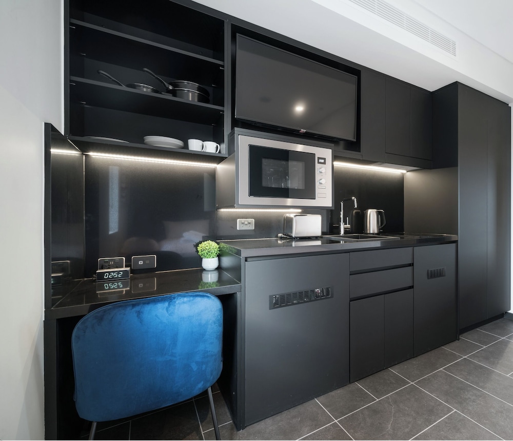 Basic Studio Suite, City View photo 3