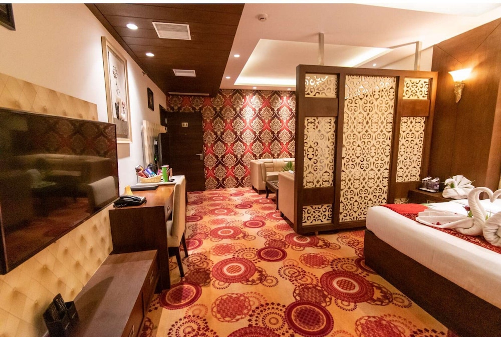 Luxury Suite, 1 King Bed, City View photo 3